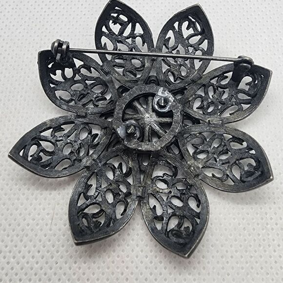 Vintage Metal Flower Brooch - Picture 2 of 2